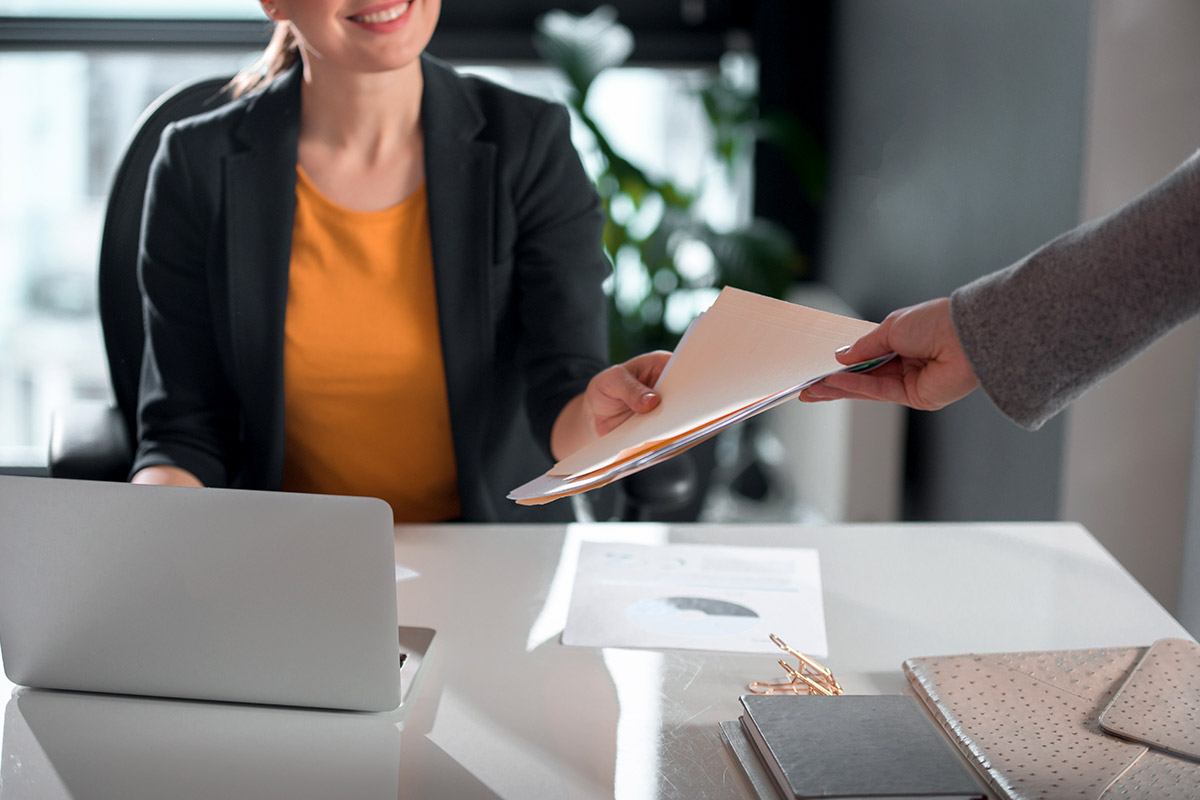 Visitas domiciliarias y de verificación | Entrega de notificaciones Realizamos la entrega de notificaciones en domicilios o centros de trabajo, dejando constancia del intento o de&hellip;